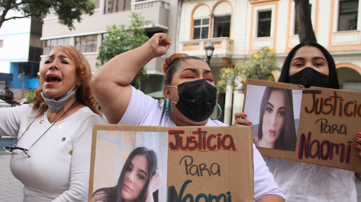 Un grupo de mujeres pide justicia por la muerte de Naomi Arcentales, en una manifestación en Guayaquil, lunes 27 de diciembre del 2021.