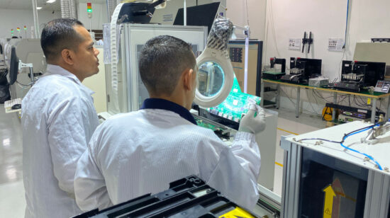 Técnicos de Socelec en la fábrica durante el proceso de ensamblaje de un televisor de la marca StarGold. 