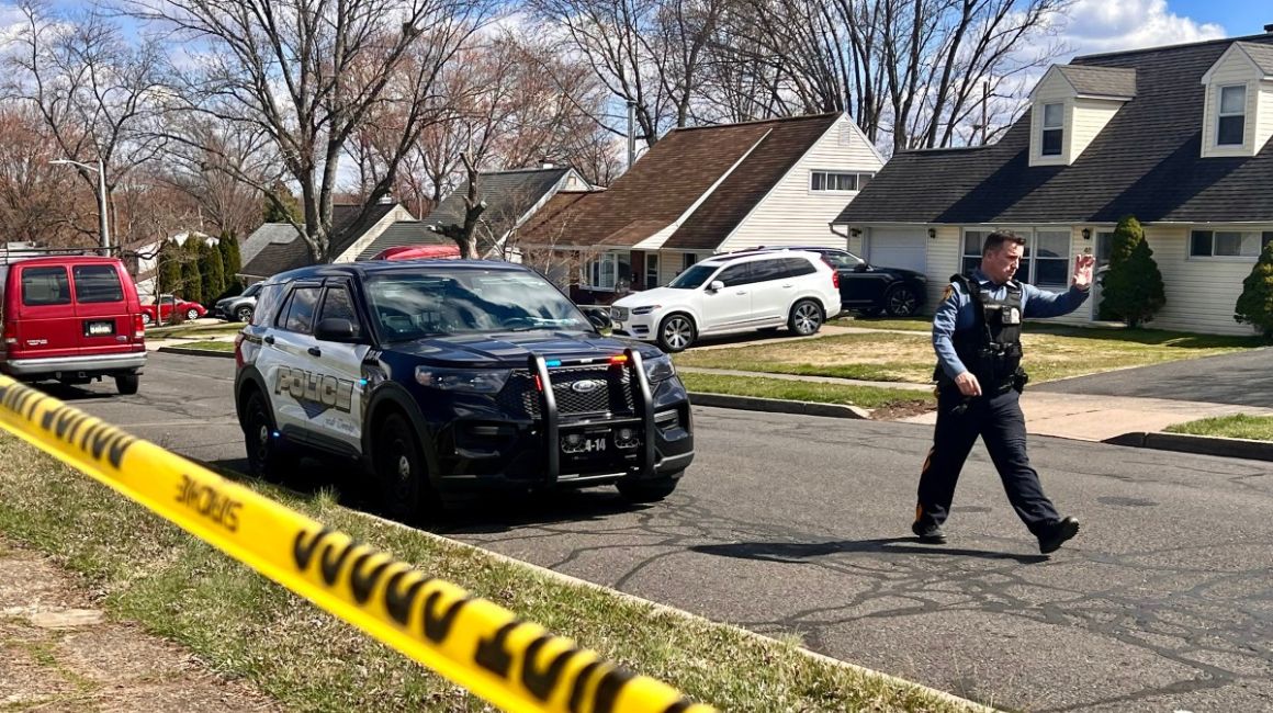Policías rodean Middletown, en el norte de Filadelfia, Estados Unidos, tras tiroteo que deja tres personas muertas.