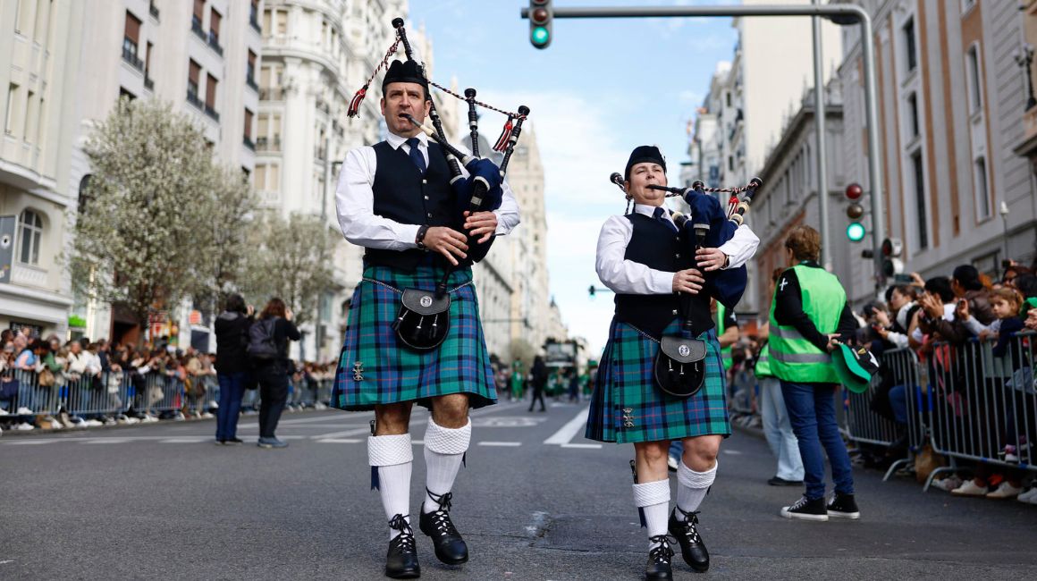Alrededor de 500 gaiteros desfilaron por las calles de Madrid, este sábado, por 'Saint Patrick'.