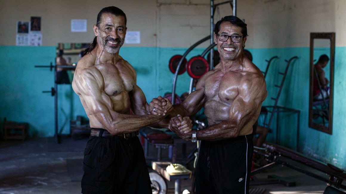 Walter (izq) y Carlos Pérez posan en su gimnasio en Santa Teresa, Carazo, Nicaragua.