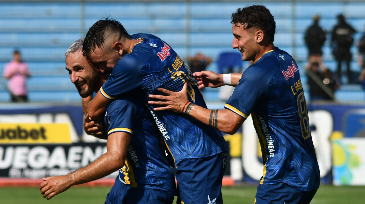 Jugadores de Delfín celebran su gol ante Técnico Universitario, 17 de marzo de 2024.