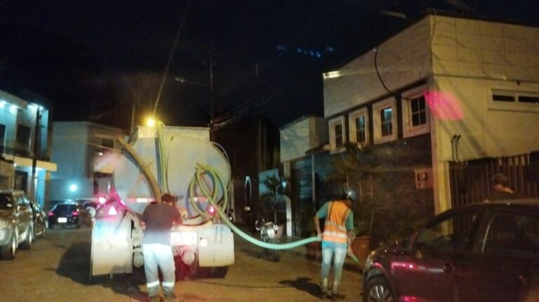 Interagua repara el daño que dejó sin agua a seis sectores del norte de Guayaquil