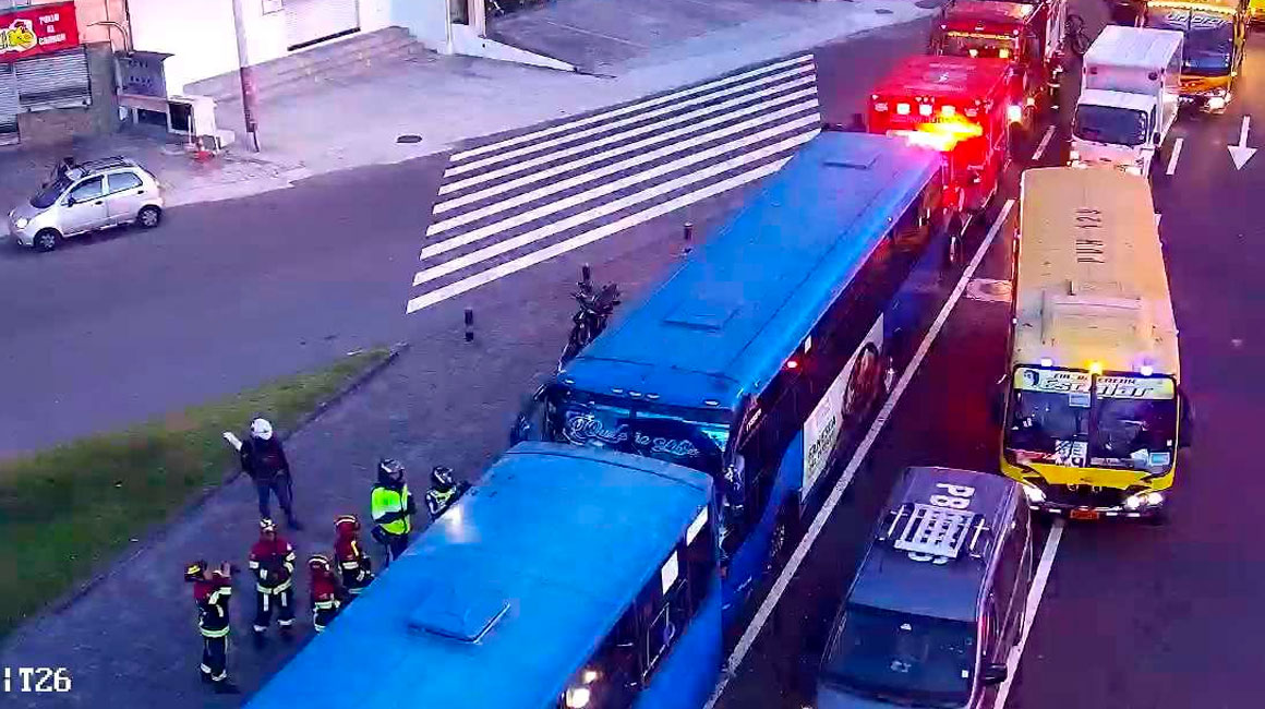 Los buses implicados en el siniestro de tránsito fueron ubicados a un costado de la avenida 6 de Diciembre, en Quito.