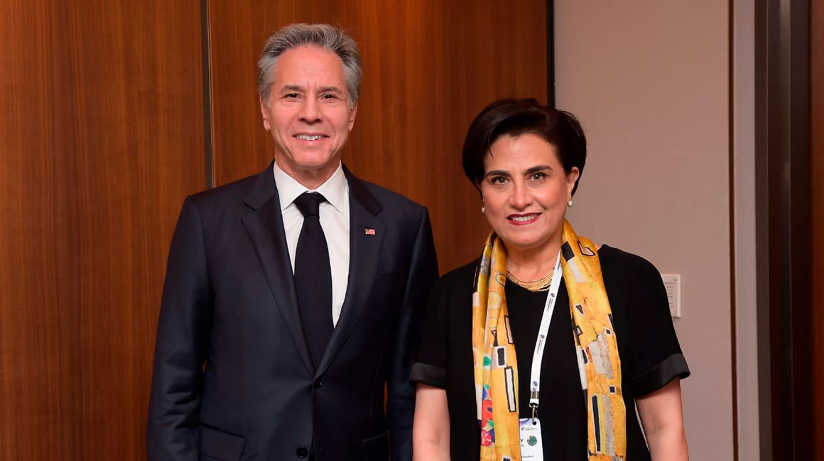 Antony Blinken, secretario de Estado de EE.UU. posa junto a Gabriela Sommerfeld, canciller de Ecuador.