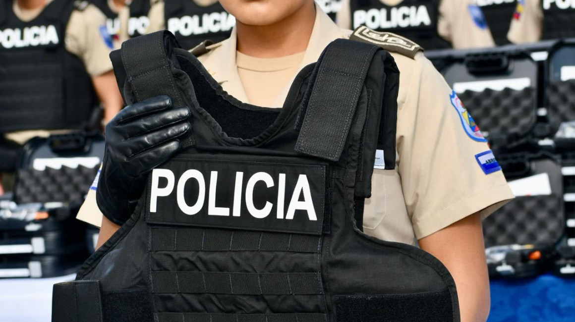Policías reciben 18.700 chalecos antibalas de "altísima resistencia", dice Noboa
