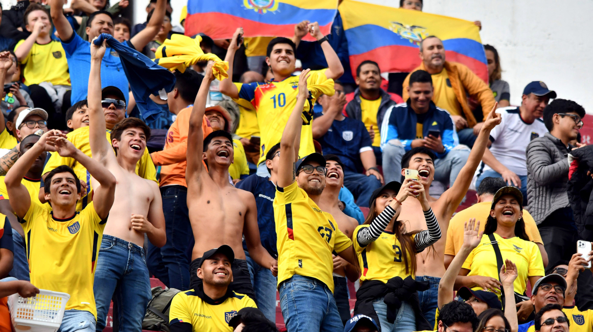 Hinchas de Ecuador, durante un partido de la Selección en el estadio Rodrigo Paz Delgado, el 21 de noviembre de 2023.