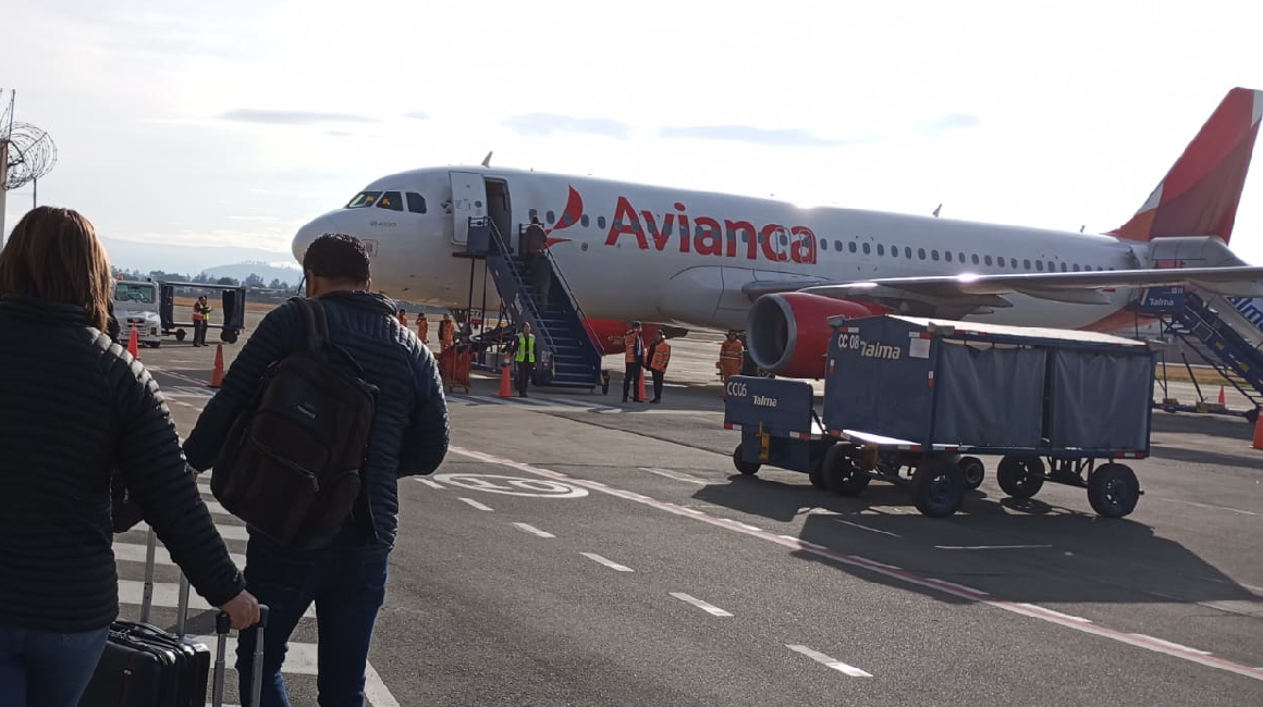 Imagen referencial de un avión de Avianca en aeropuerto de Cuenca, Ecuador.