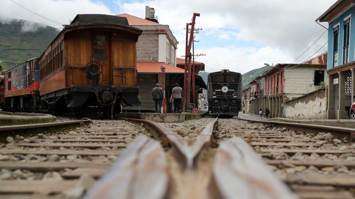 Fotografía de un tramo y una estación del denominado "tren más difícil del mundo", el 6 de febrero de 2024, en la ciudad de Alausí (Ecuador).