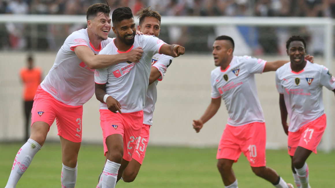 Los jugadores de Liga festejan el gol que les dio el campeonato de la Copa Ecuador 2022.
