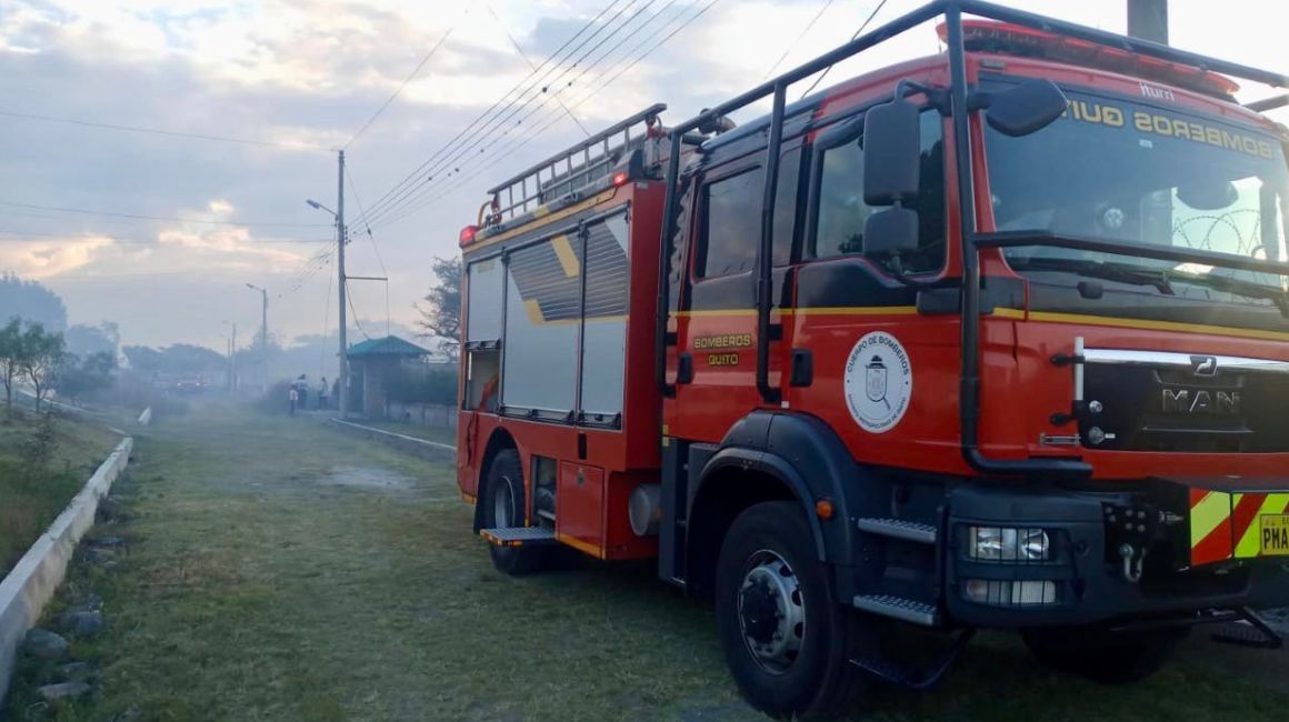 Un vehículo de bomberos de Quito en un incendio forestal en Guayllabamba, el 18 de marzo de 2024.