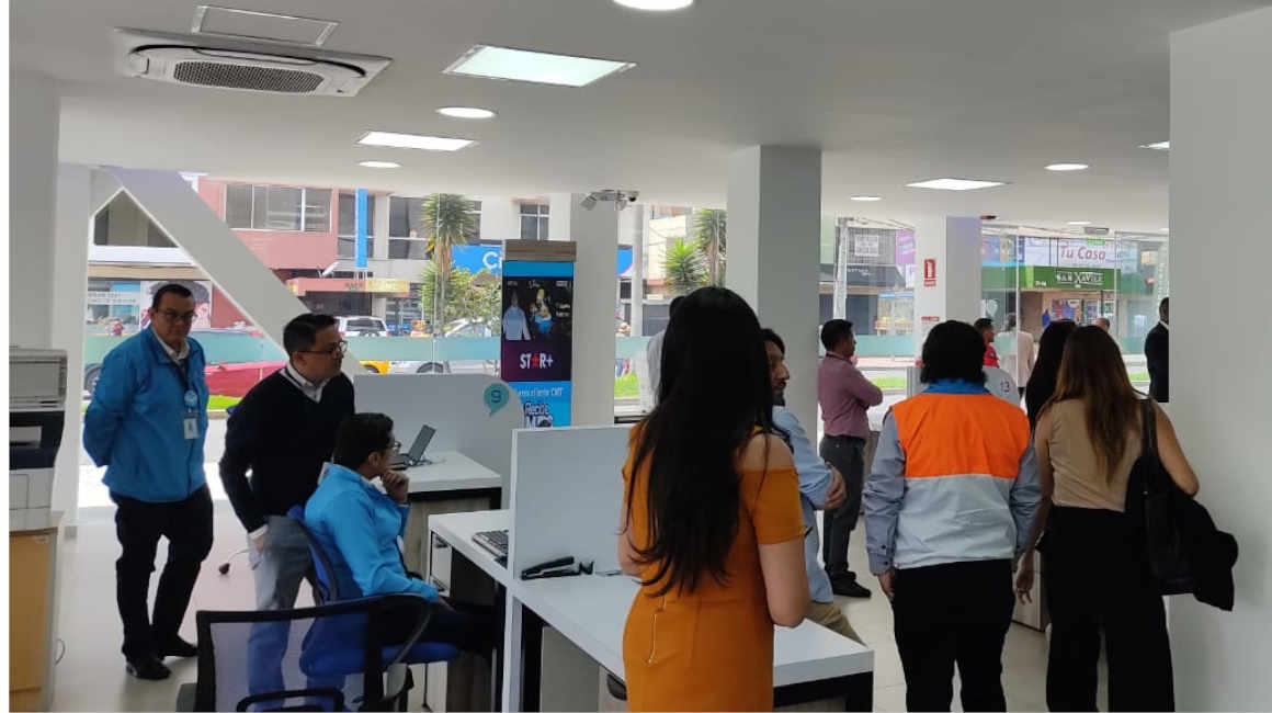 Imagen referencial de atención a los clientes de CNT en una agencia del norte de Quito.