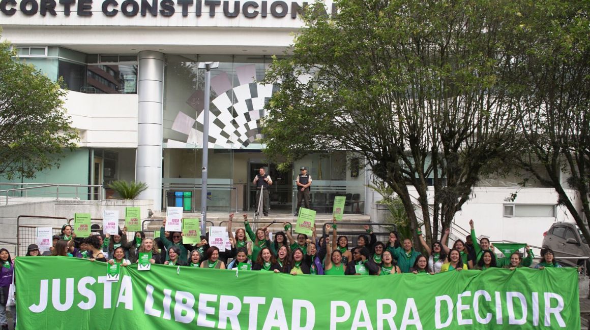 Colectivos de mujeres llegaron a la Corte Constitucional, en Quito, el 19 de marzo de 2024, para ingresar una nueva demanda para despenalizar el aborto.