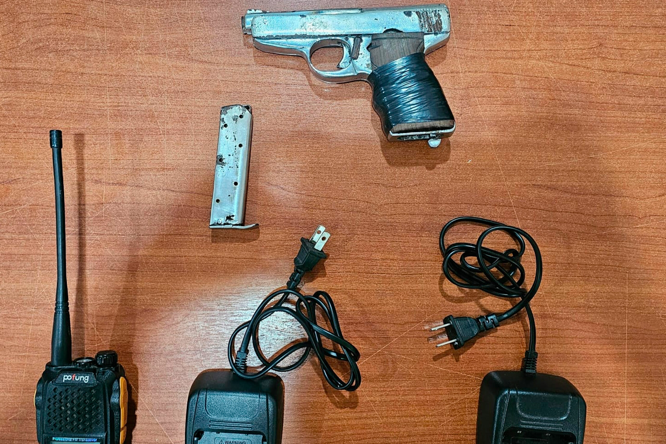Un pistola y equipos de comunicación fueron localizados en una vivienda ocupada por Los Tiguerones en Guayaquil