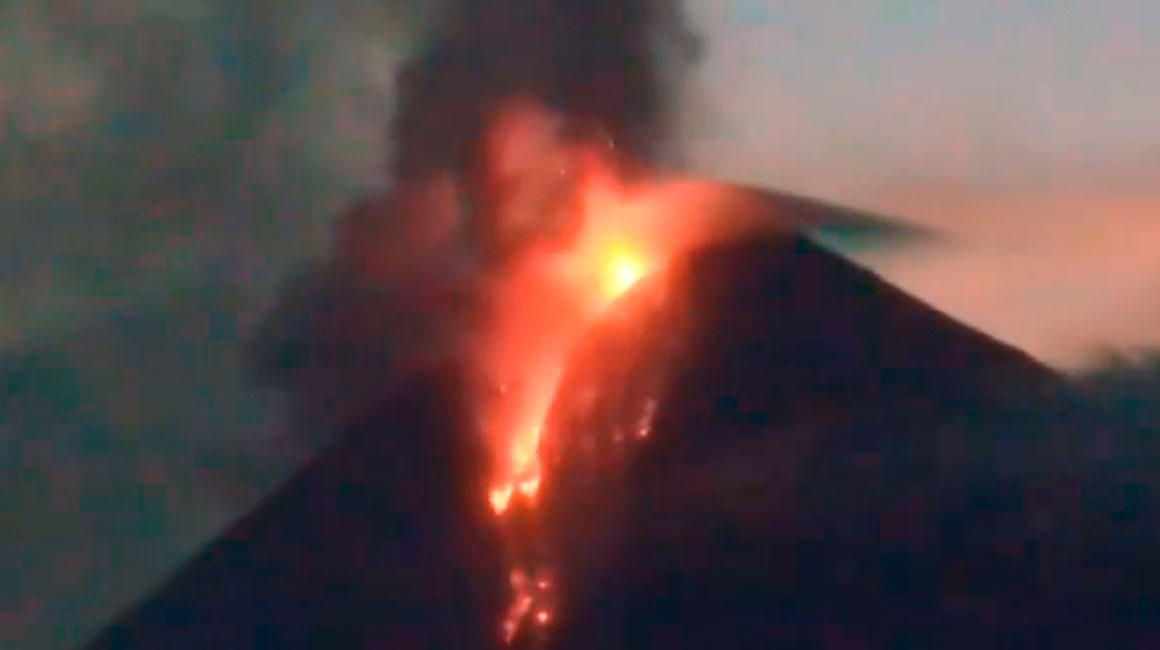 Video del ECU 911 capta emisión de material piroclástico en el volcán Sangay