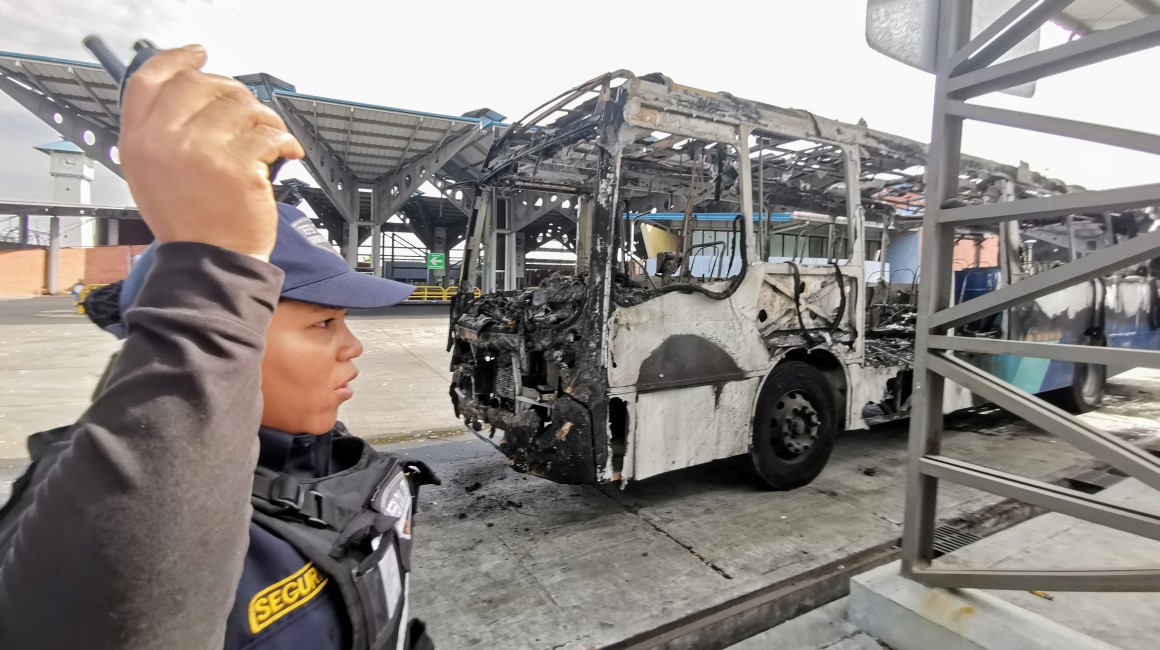 La Terminal 25 de Julio de la Metrovía, en el sur de Guayaquil, se queda sin usuarios. Allí permanecen estacionados 10 buses averiados, dos quemados. 