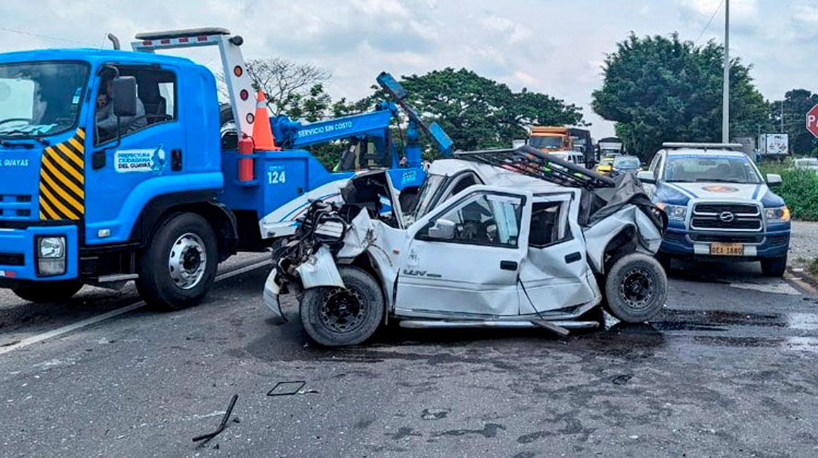 Una camioneta de color plomo terminó destrozada tras el accidente de tránsito en la vía Durán- Boliche