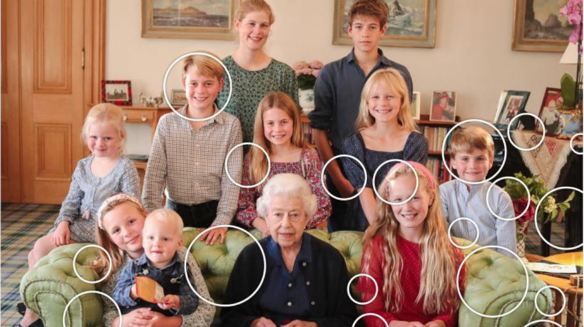 Fotografía de CNN que muestra a la Reina Isabel junto a sus nietos. 
