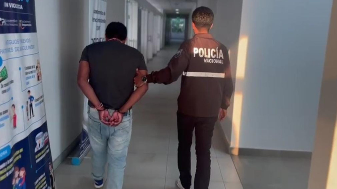 El padrastro de un niño de un año y cinco meses fue detenido por las autoridades, el 17 de marzo de 2024, en Manabí.