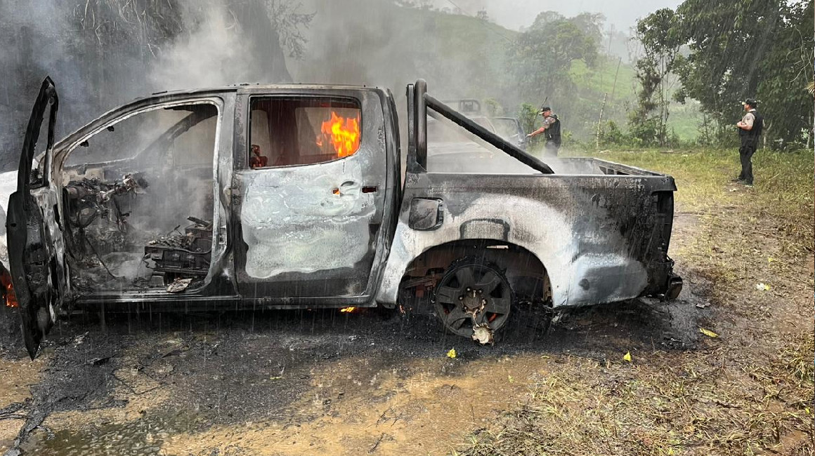 Un carro incinerado en la localidad de Palo Quemado, Cotopaxi, el 19 de marzo de 2024.
