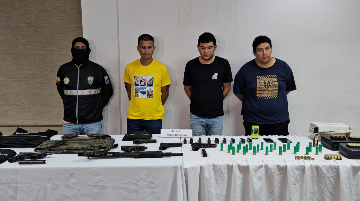 Incautan seis armas y más de 300 cartuchos en una licorería de Guayaquil