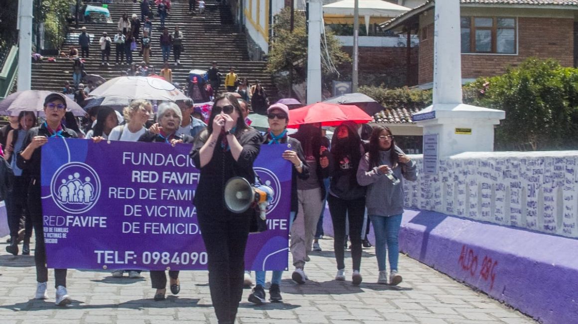 La Red de Familias Víctimas de Femicidio en una marcha para pedir justicia por casos como el de Cristina Palacio, en el puente Vivas nos Queremos, en Cuenca, en abril de 2023.