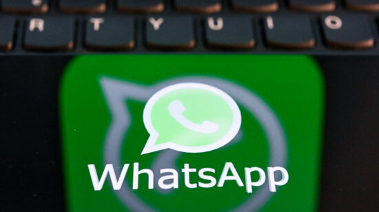 Imagen referencial de un logo de WhatsApp sobre un teclado de computador. 