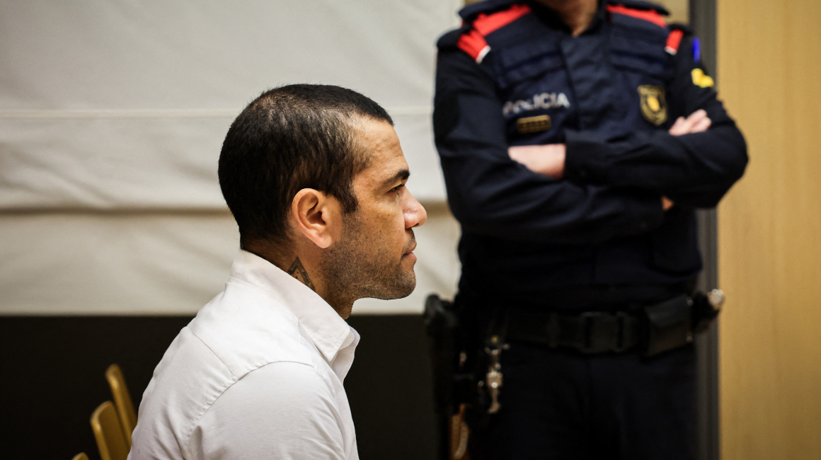 Dani Alves observa el inicio de su juicio en el Tribunal Superior de Justicia de Cataluña en Barcelona, ​​el 5 de febrero de 2024.
