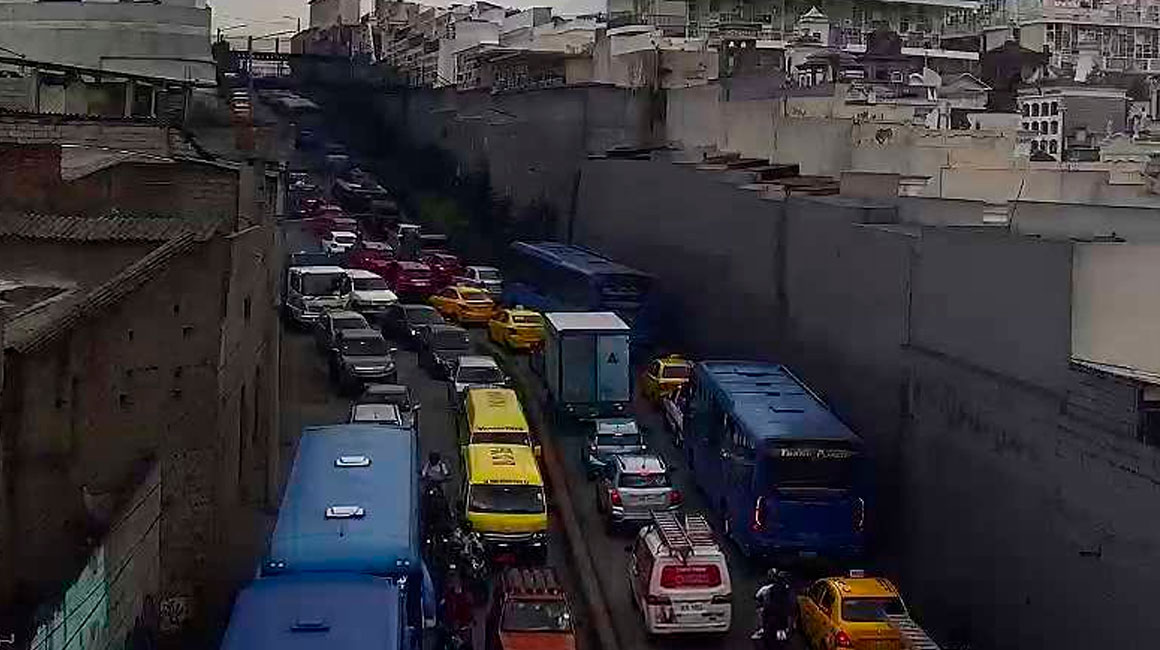 Se registra fuerte congestión vehicular en la avenida Mariscal Sucre por un accidente de tránsito este 20 de marzo.