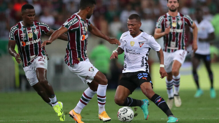 Jefferson Valverde rodeado de jugadores de Fluminense en la final de la Recopa, en Brasil, el 29 de febrero de 2024.