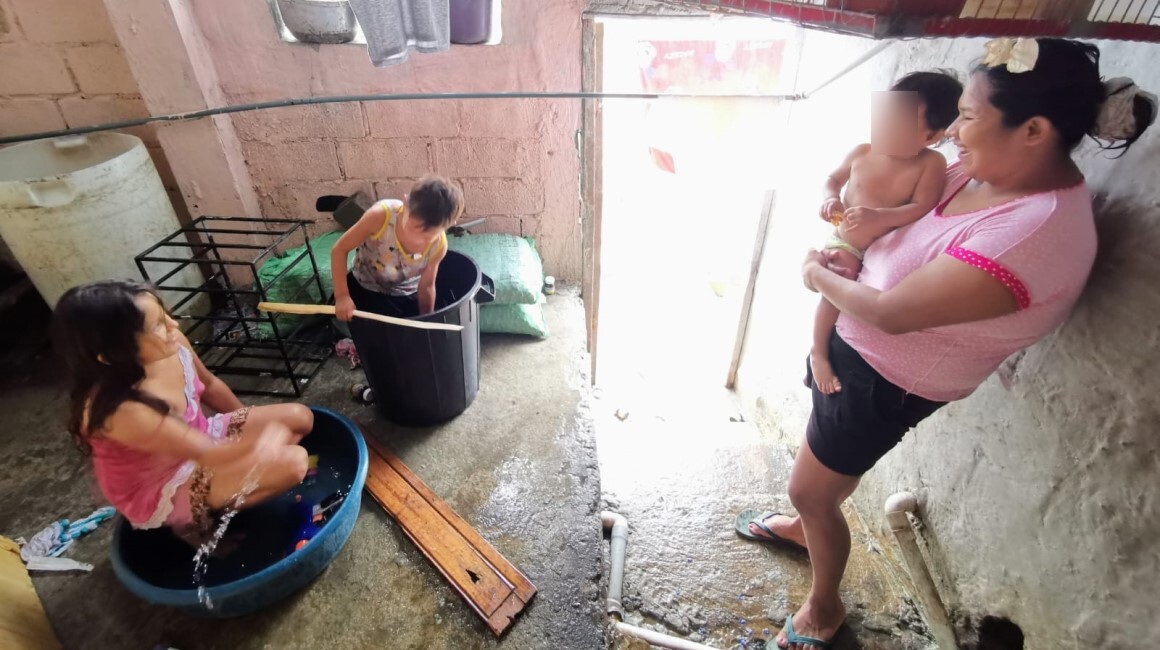 Niños toman baños en tachos plásticos para palear el calor en Mapasingue Este, al norte de Guayaquil, en un sector que registró 36,7 grados centígrados el martes 19 de marzo de 2024. 