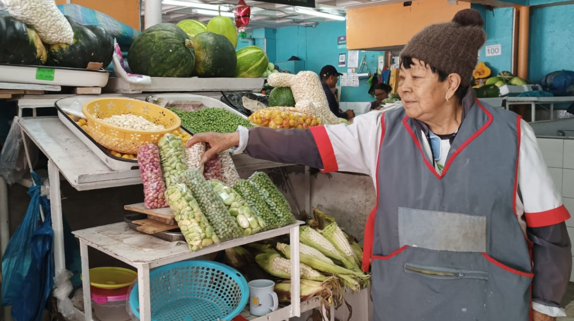 María Dolores Lema, vendedora de legumbres en el mercado de Santa Clara, en Quito, el 20 de marzo de 2024. 