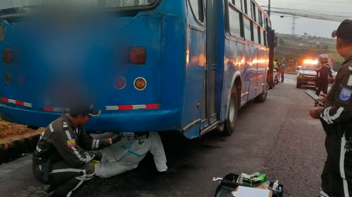 Agentes SIAT de la Policía Nacional toman muestras del bus implicado en atropellamiento en Quito.