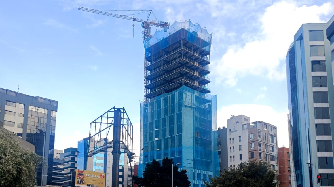 Imagen referencial de un edificio en construcción en el centro norte de Quito.