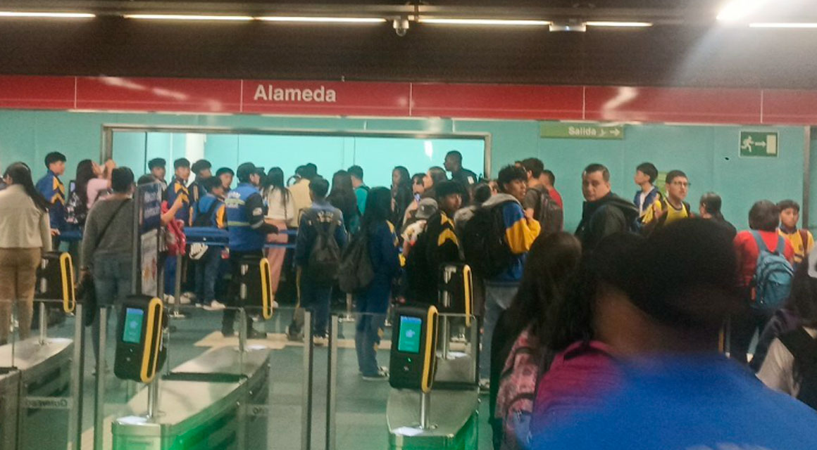 Usuarios del Metro de Quito no pueden ingresar a las estaciones, este jueves 21 de marzo de 2024.