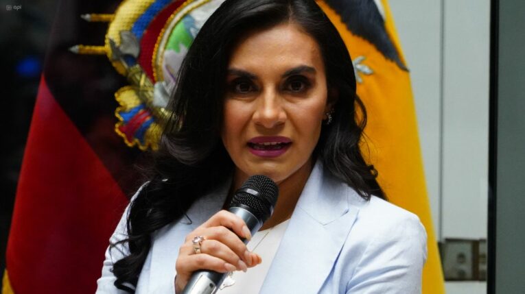 La vicepresidenta Verónica Abad en una rueda de prensa en Quito, el 28 de noviembre de 2023.
