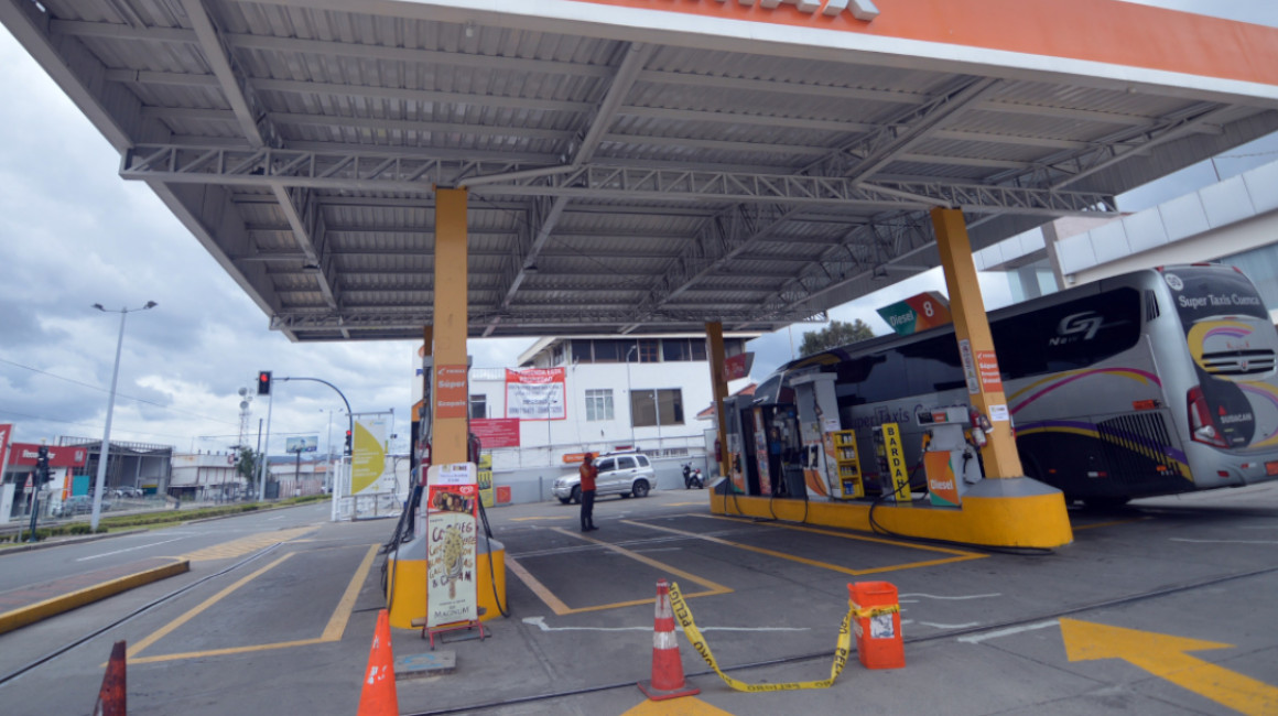 Distribuidores alertan sobre escasez de gasolina Ecopaís en Cuenca
