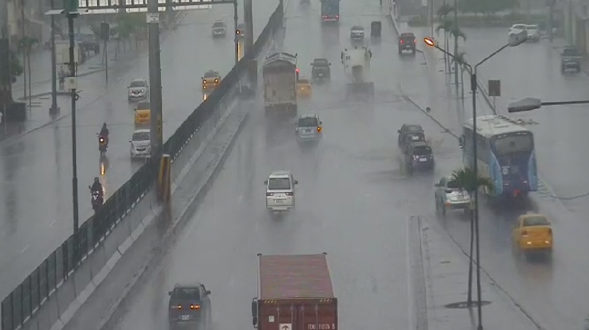 Tarde lluviosa en Guayaquil, avenida Perimetral, el 21 de marzo de 2024.