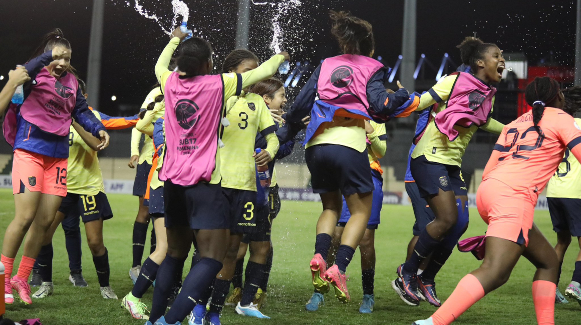 Las jugadoras de Ecuador festejan la clasificación al cuadrangular final del Sudamericano Sub 17 de Paraguay, el 21 de marzo de 2024.