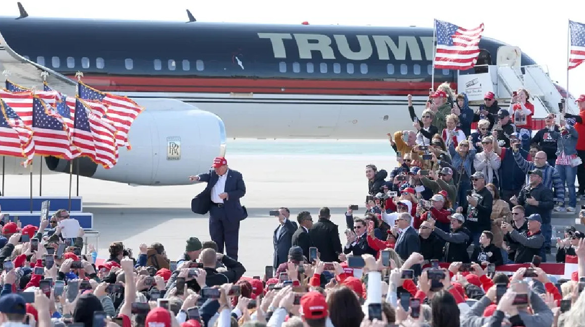 El expresidente y candidato republicano a la presidencia de Estados Unidos, Donald Trump (c), el sábado, 16 de marzo, durante un acto proselitista, en Vandalia (Ohio, EE.UU.)