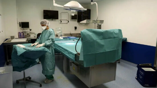 Una enfermera en un quirófano en una foto referencial.