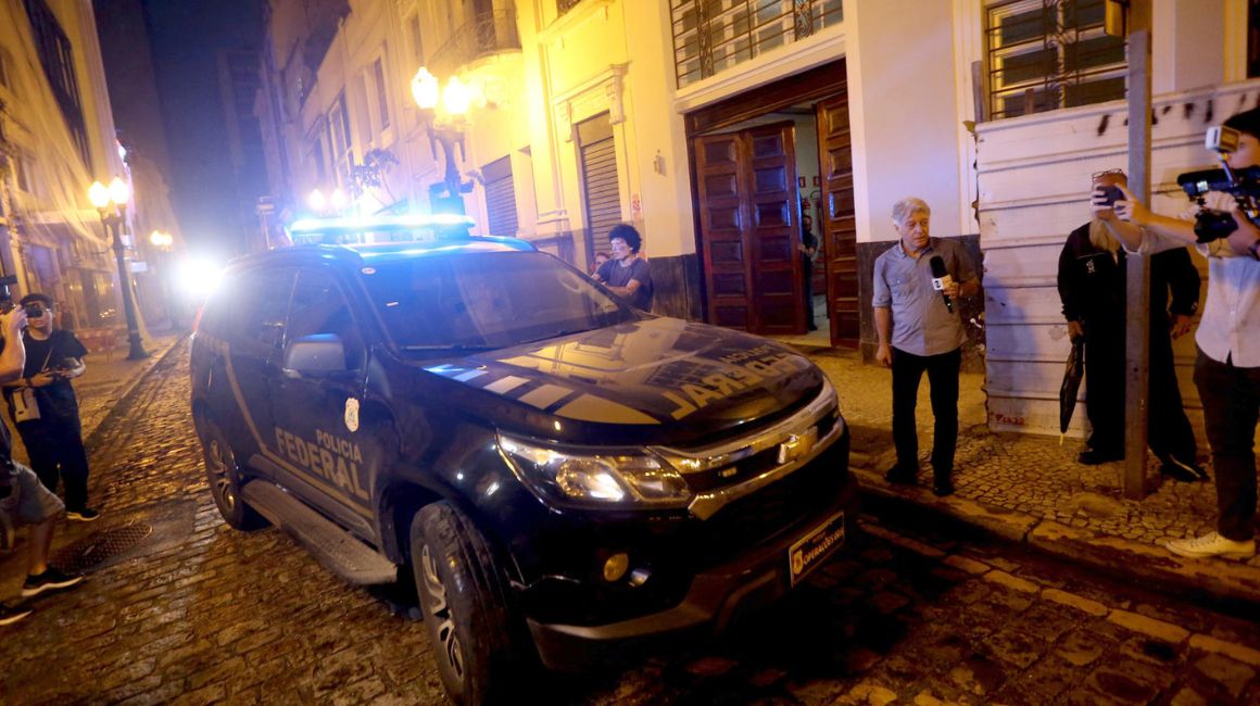 El vehículo de la policía donde es transportado el exfutbolista Robson de Souza 'Robinho', al ser arrestado este jueves en una de sus residencias en el litoral de São Paulo (Brasil), el 22 de marzo.
