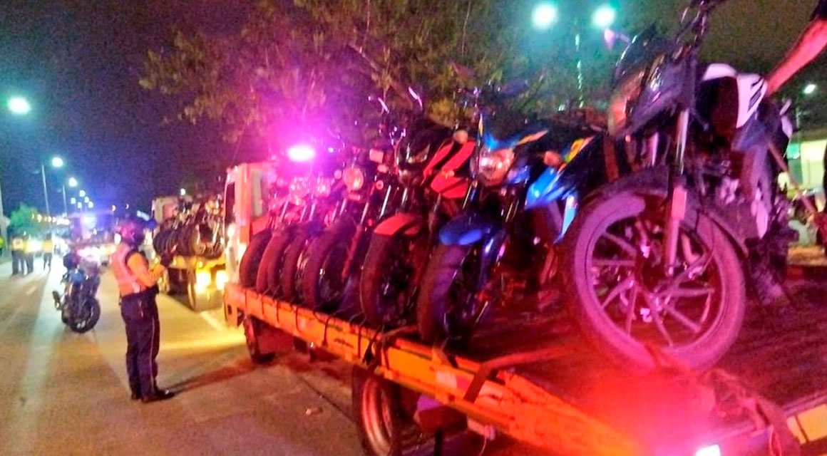 Agentes de Tránsito de Guayaquil retienen motocicletas en las calles de Guayaquil, la noche del 21 de marzo.