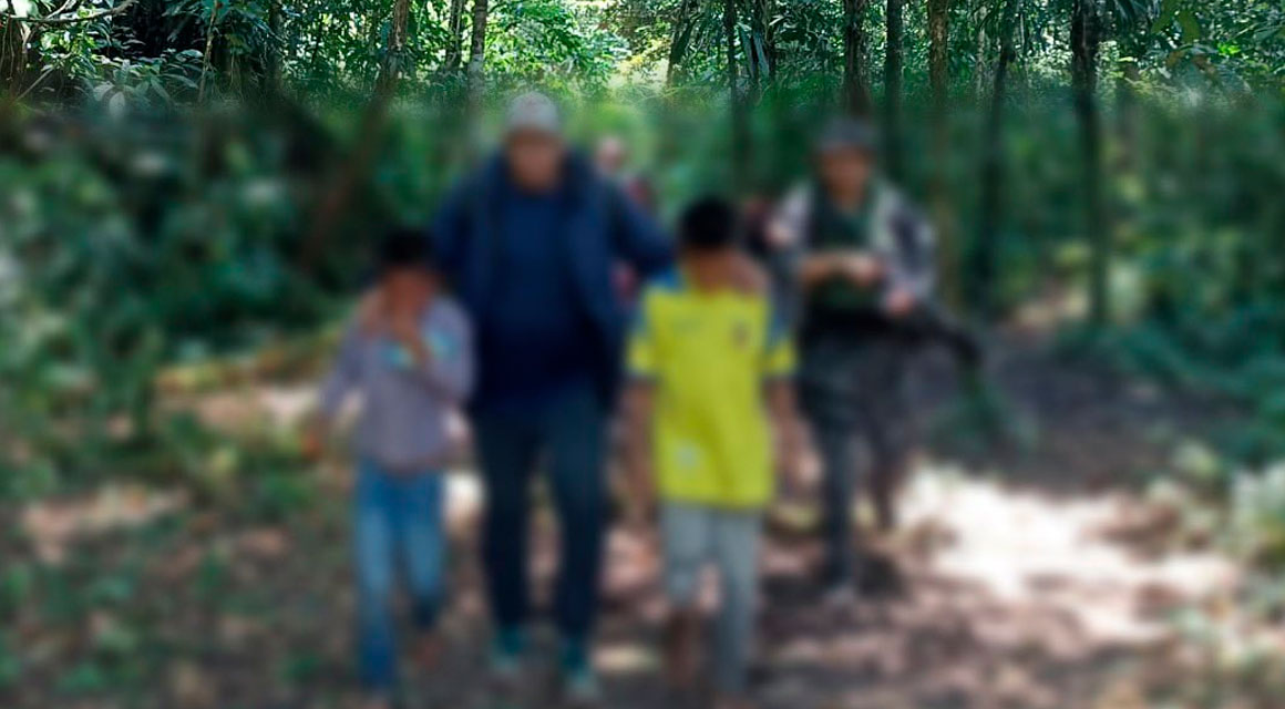Policías fuertemente armados rescatan a menores de edad en la selva de Morona Santiago.