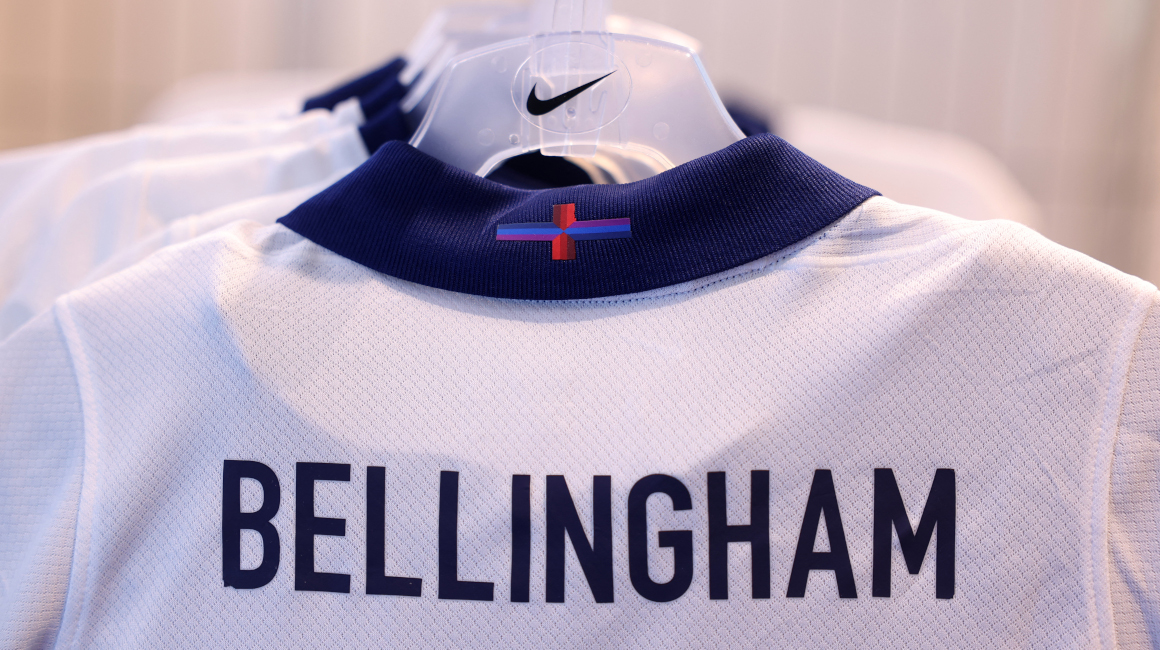 Nueva camiseta de Inglaterra diseñada por Nike se exhiben a la venta en una tienda del centro de Londres, el 22 de marzo de 2024.