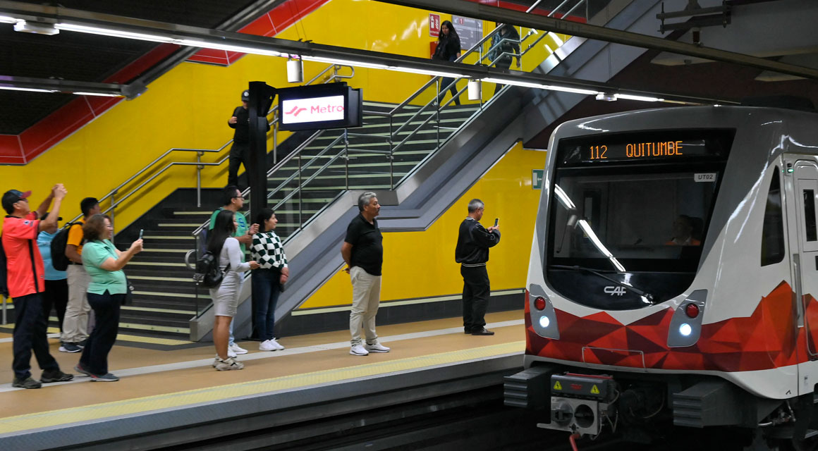 Usuarios del Metro de Quito esperan abordar a uno de sus trenes.