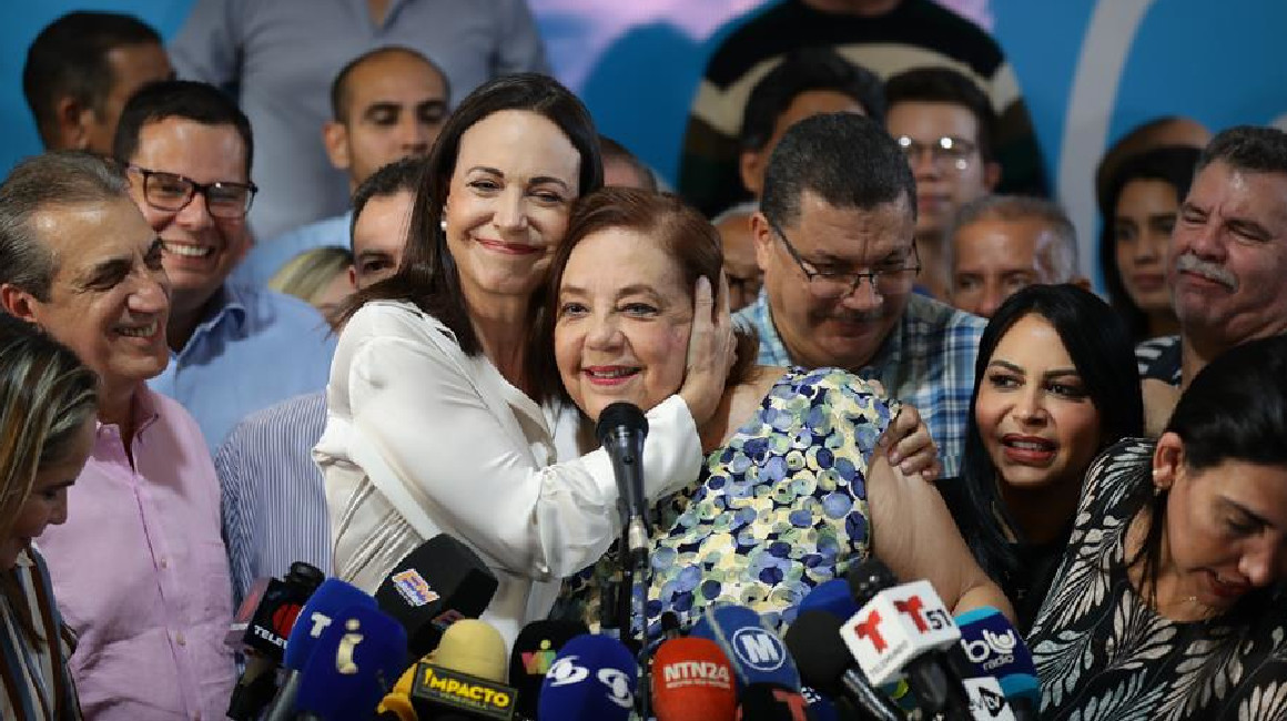La líder antichavista María Corina Machado (izq.) abraza a la historiadora Corina Yoris (der.) luego de presentarla como candidata para las elecciones presidenciales del próximo 28 de julio, en vista de la inhabilitación que impide competir a la política, este viernes en Caracas (Venezuela).