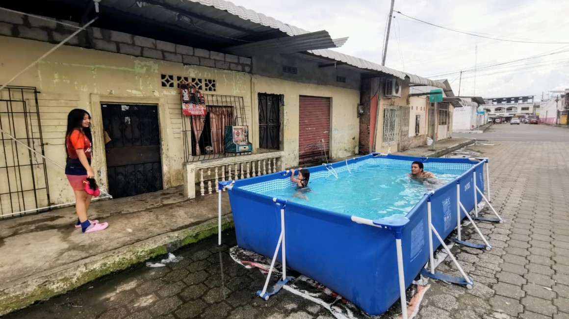 En Nobol, desempolvaron las piscinas de plástico de Carnaval para enfrentar una seguidilla de jornadas con altas temperaturas.