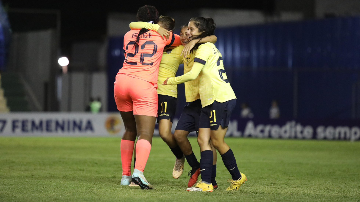 Las jugadoras de Ecuador festejan la clasificación al cuadrangular final del Sudamericano Sub 17, el 21 de marzo de 2024.