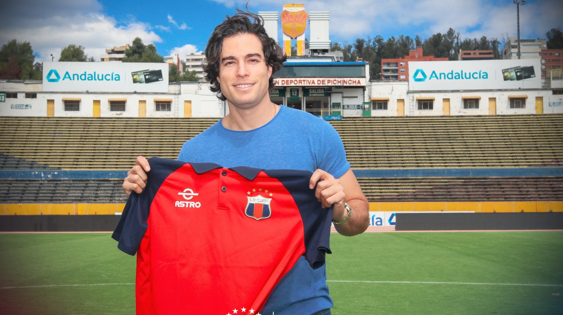El actor Danilo Carrera está apoyando al Deportivo Quito en la temporada 2024.